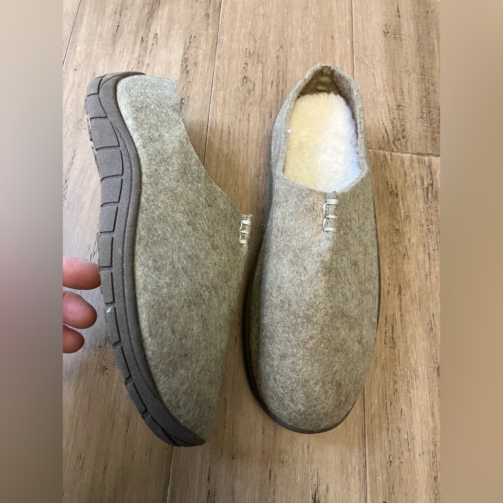 Northside tan faux shearling felt fleece lined women’s slippers. Size 8